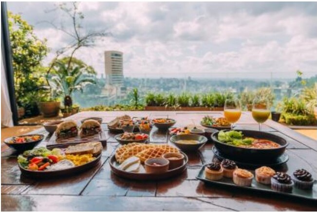 Mesa posta com vista da cidade